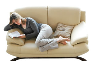 Leser-kvinne-sofa